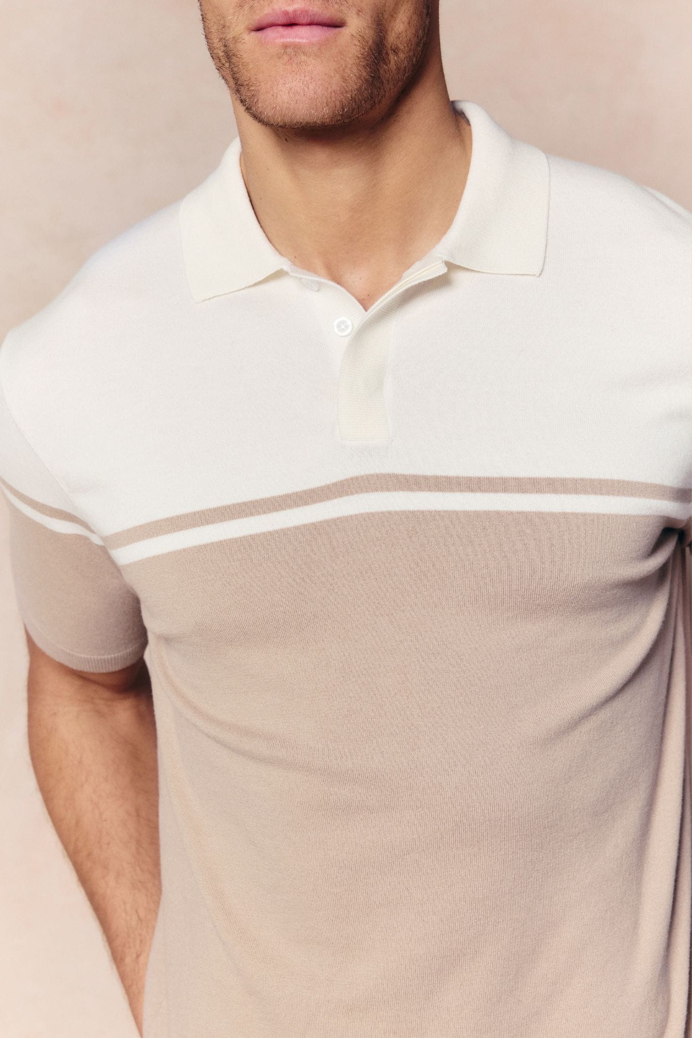 Vicolo Gestricktes Poloshirt mit Streifenblock-Muster SS - Ecru/Sand