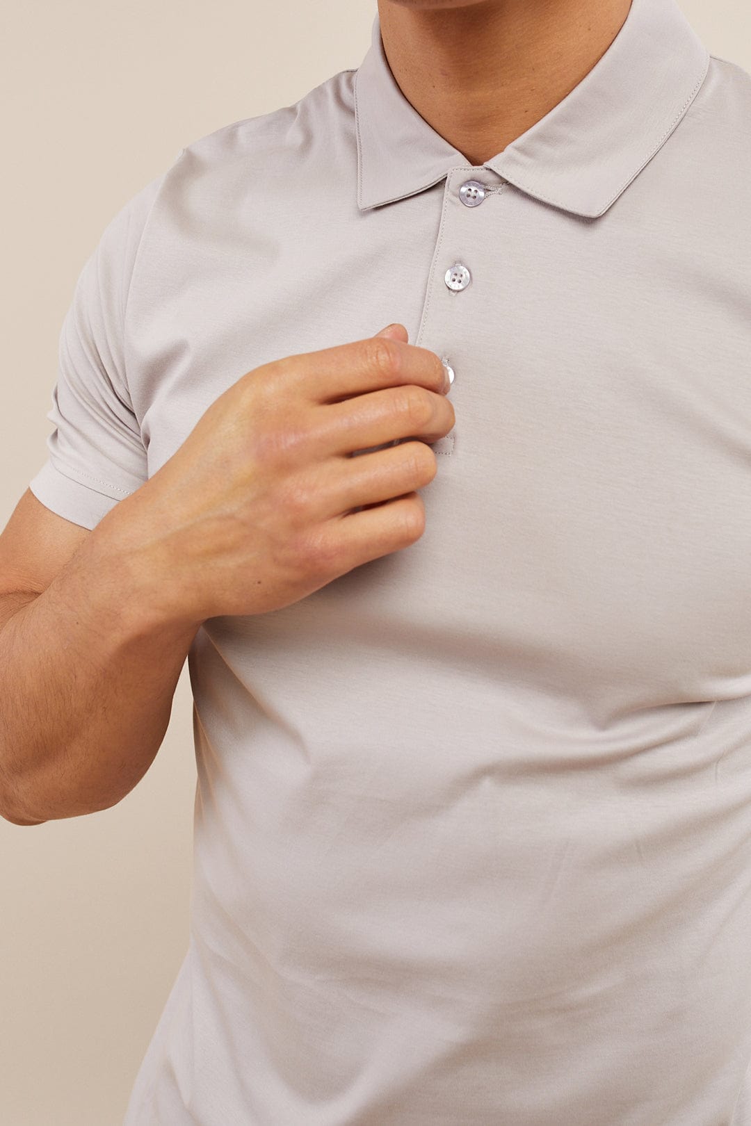 Luxuriöses Poloshirt mit merzerisierten Knöpfen – Blassgrau