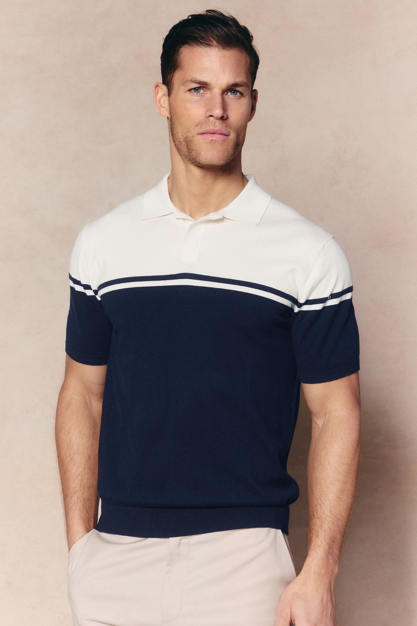 Vicolo Gestricktes Poloshirt mit Streifenmuster, kurzärmelig – Marineblau/Sand