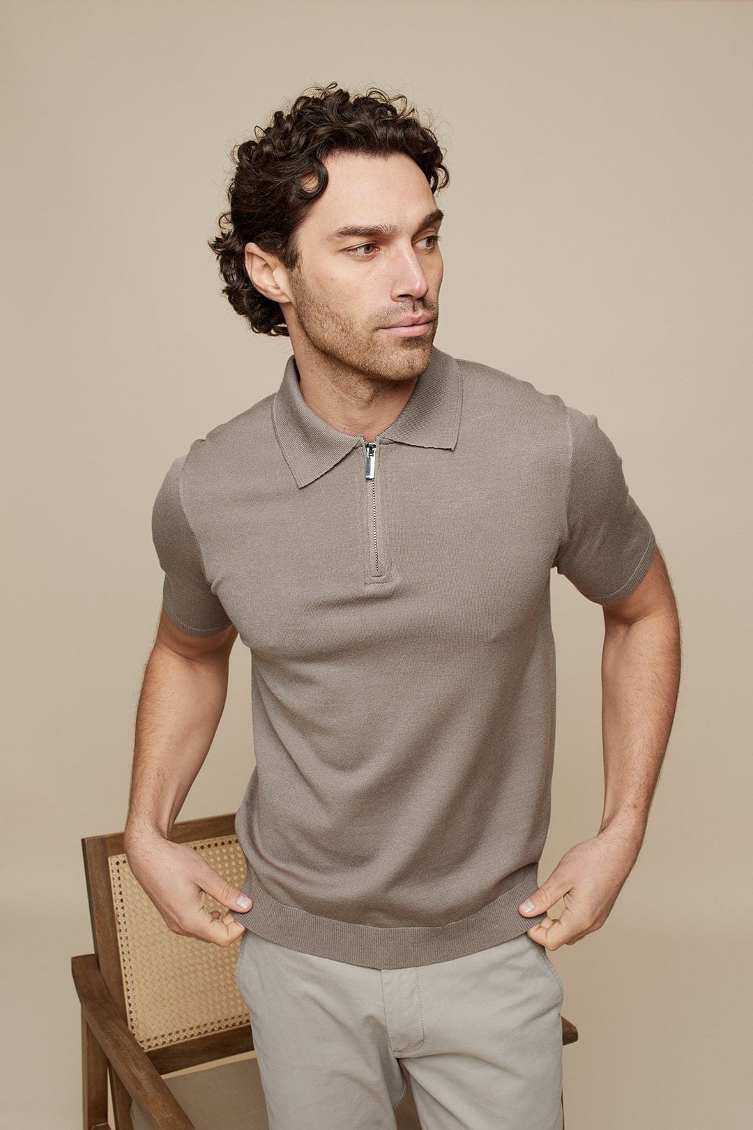 KNITTED SHORT SLEEVE ZIP POLO SHIRT - MOCHA