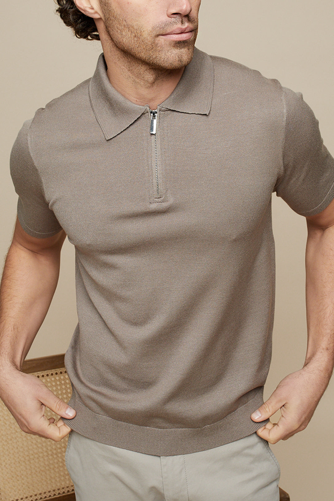 KNITTED SHORT SLEEVE ZIP POLO SHIRT - MOCHA