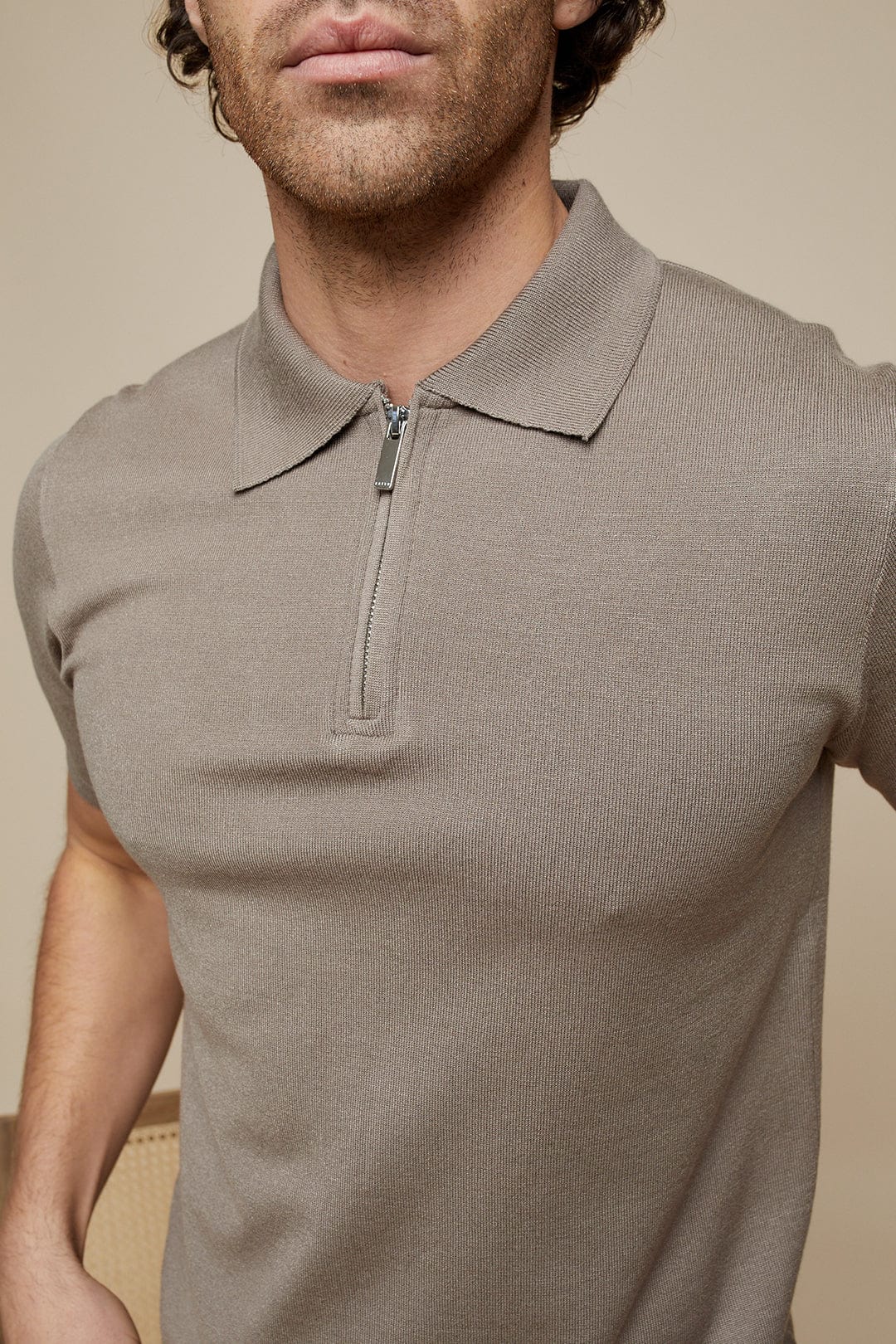 KNITTED SHORT SLEEVE ZIP POLO SHIRT - MOCHA