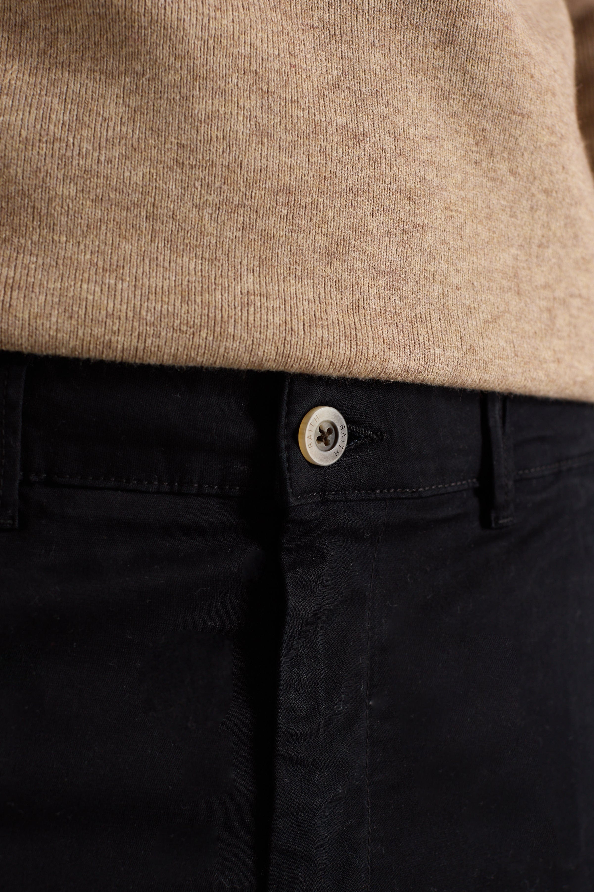 Lucas Chinohose aus Stretch-Twill mit konischem Bein - Schwarz