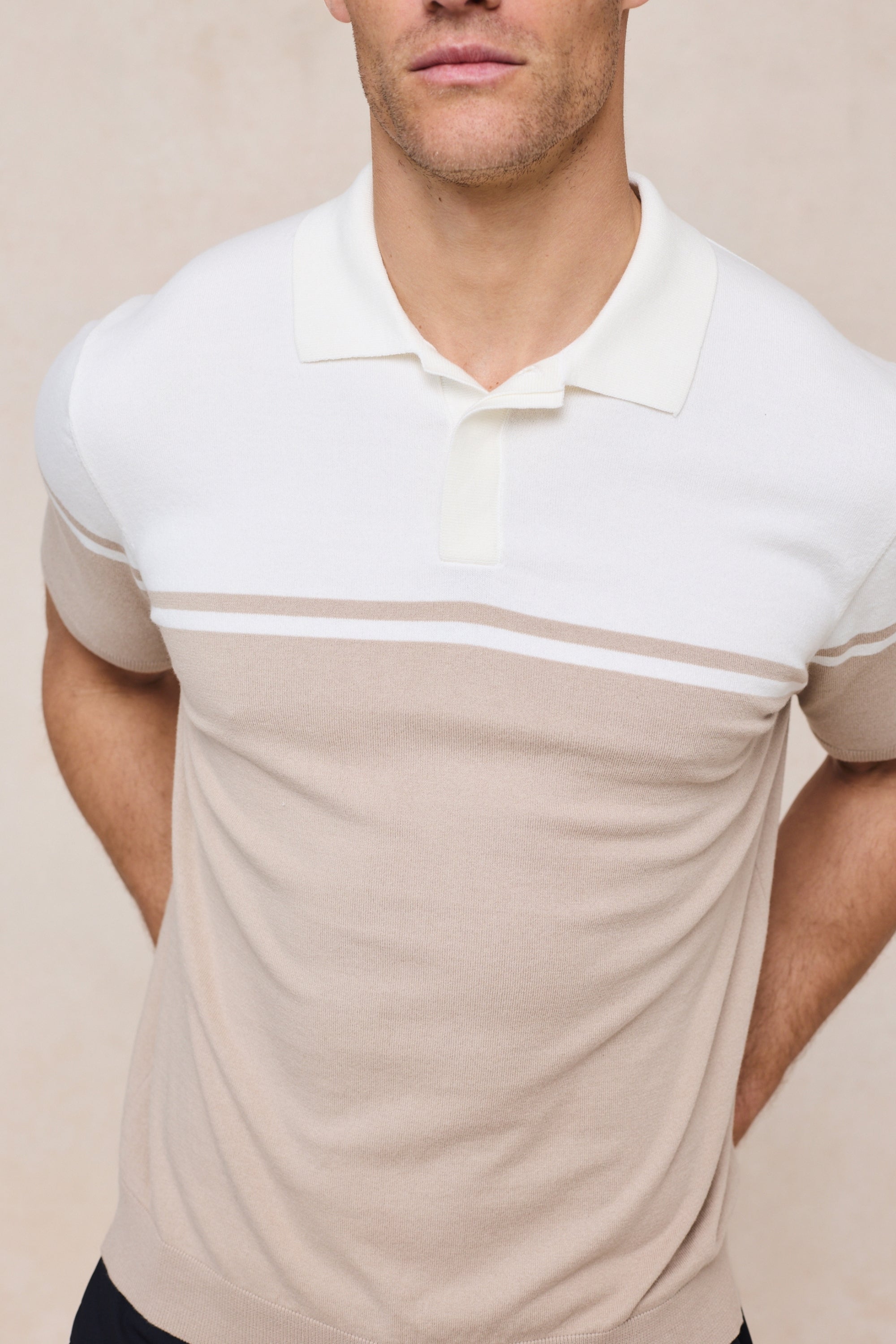 Vicolo Gestricktes Poloshirt mit Streifenblock-Muster SS - Ecru/Sand