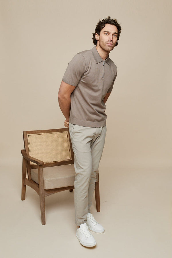 KNITTED SHORT SLEEVE ZIP POLO SHIRT - MOCHA