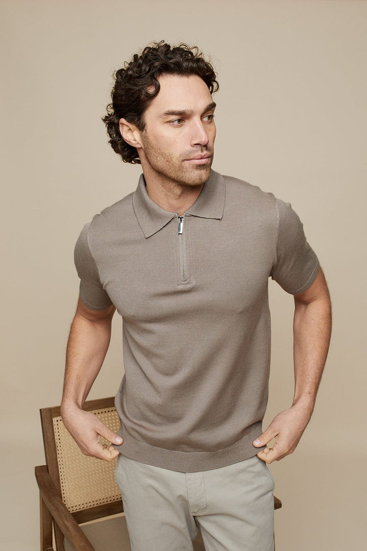 KNITTED SHORT SLEEVE ZIP POLO SHIRT - TAUPE