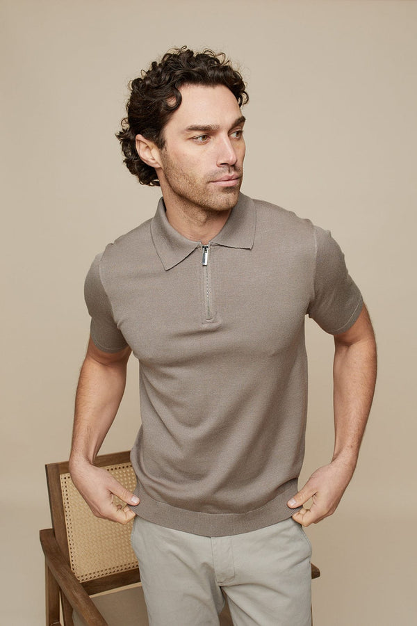KNITTED SHORT SLEEVE ZIP POLO SHIRT - MOCHA