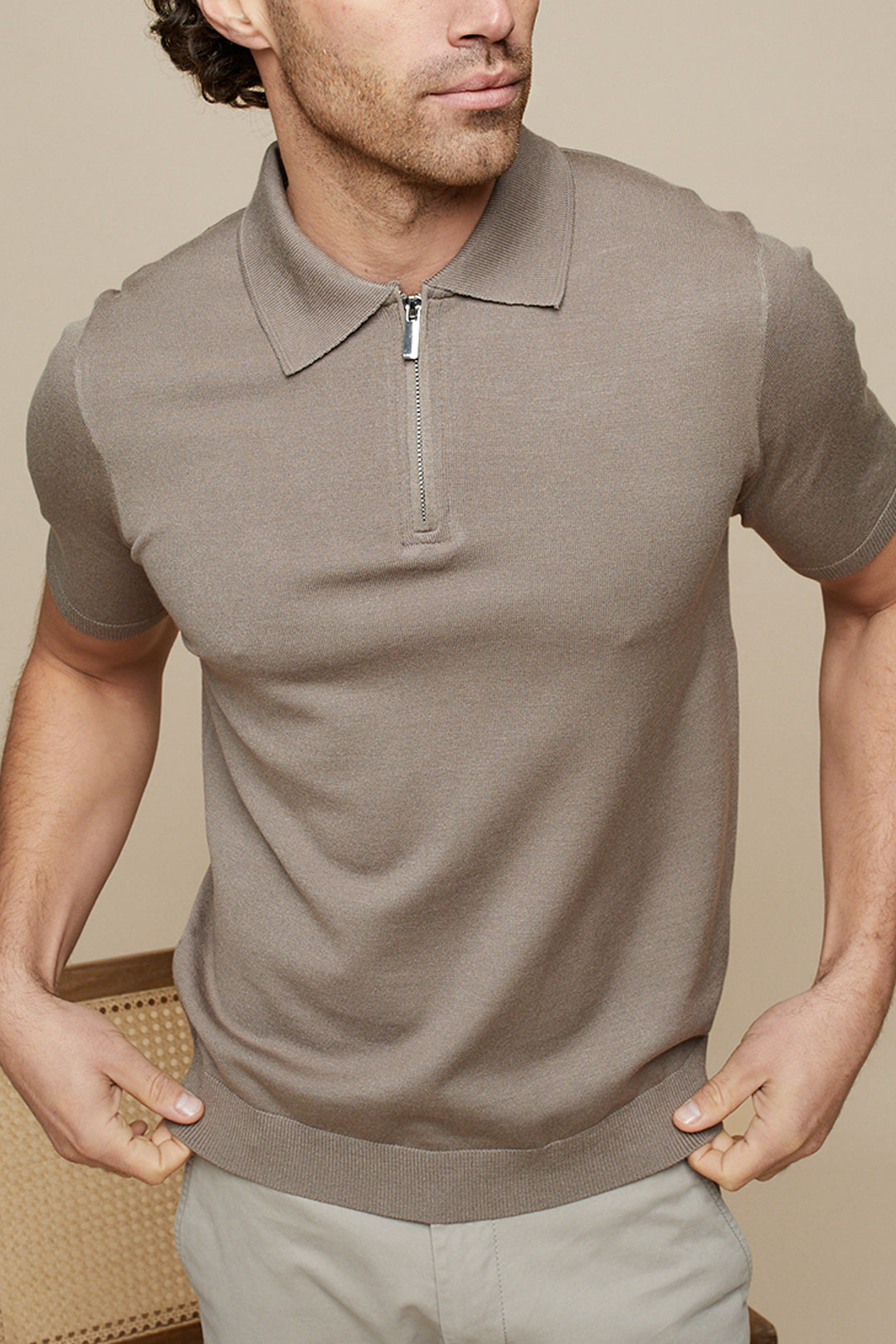 KNITTED SHORT SLEEVE ZIP POLO SHIRT - TAUPE