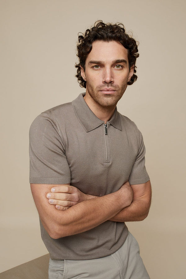 KNITTED SHORT SLEEVE ZIP POLO SHIRT - MOCHA