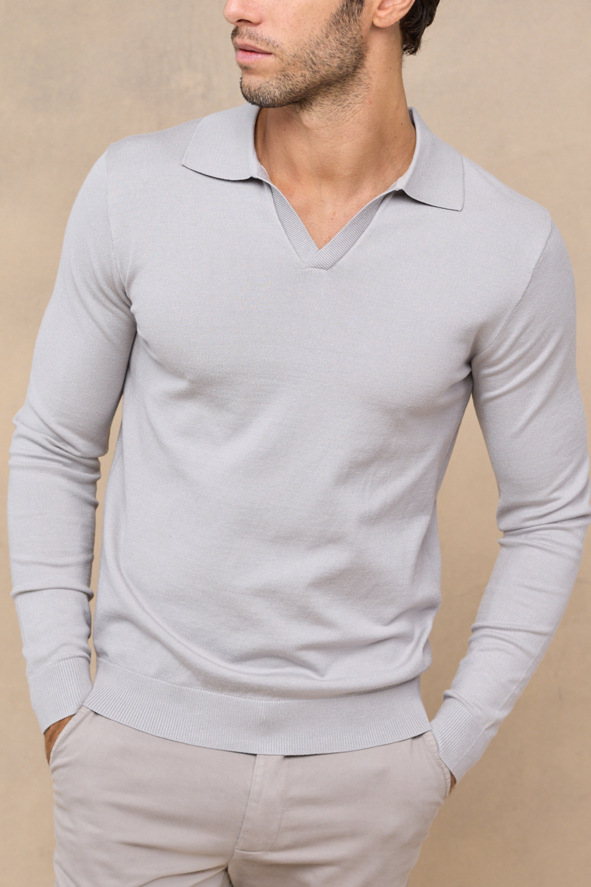 Gestricktes Poloshirt mit offenem Kragen und langen Ärmeln - Hellgrau