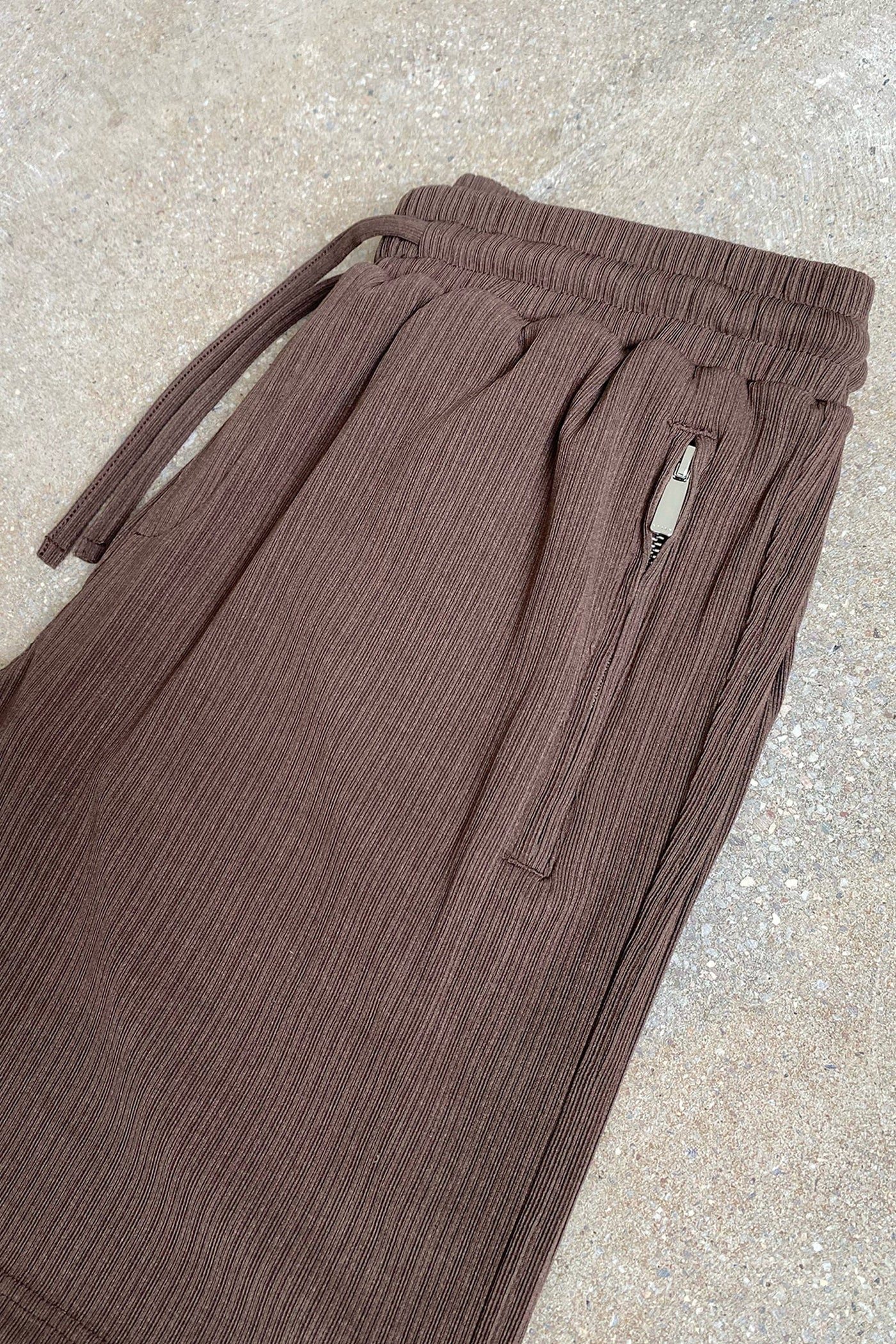 PLEATED SHORT - BROWN