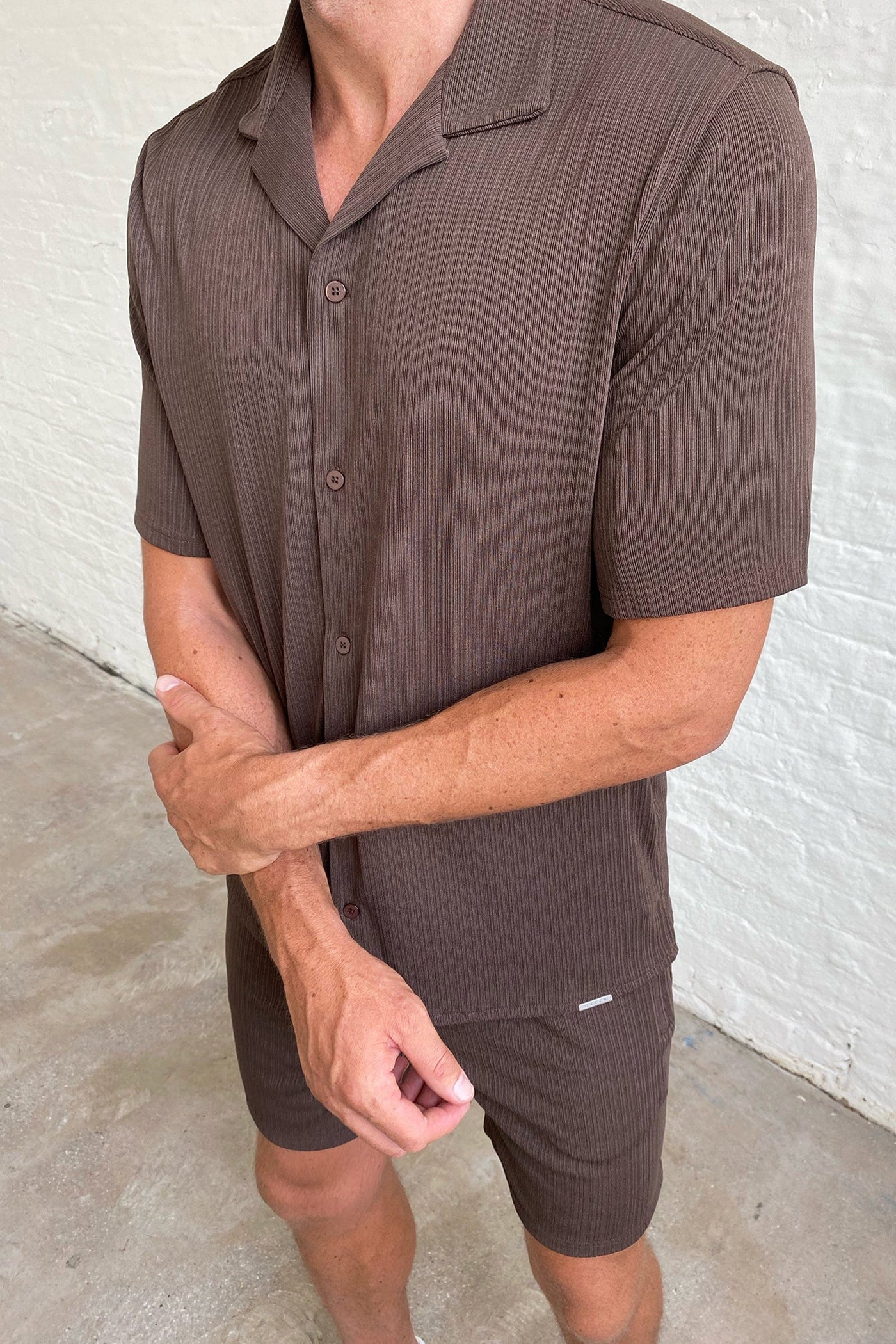 PLEATED SHORT SLEEVE SHIRT - BROWN